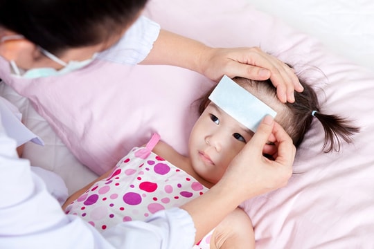 Cha mẹ nên làm gì khi trẻ bị sốt siêu vi?